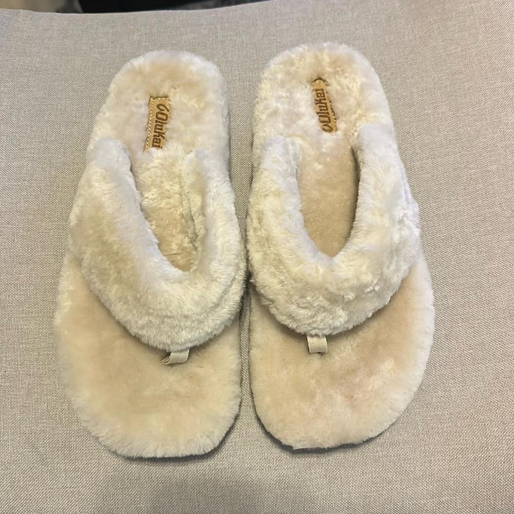 *New* Perfect year around slipper! Shearling wrapped olukai Kipe’a flip flops